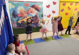 Dzieci tańczą z szarfami.