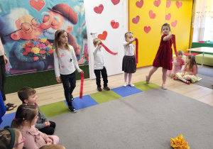 Dzieci tańczą z szarfami.