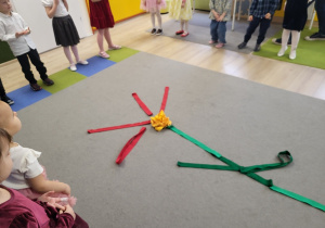 Kwiatek ułożony z szarf.