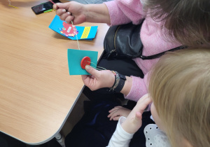 Przyszywanie guzika.