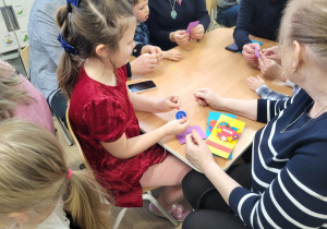 Przyszywanie guzika.