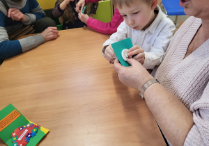 Przyszywanie guzika.