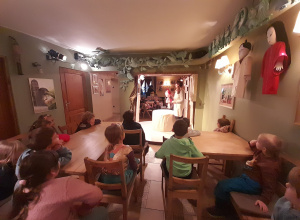 Dzieci oglądają przedstawienie