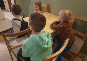 Dzieci siedzą w teatrze.