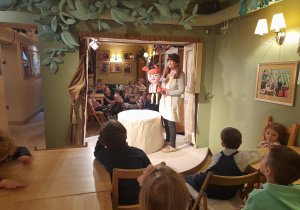 Dzieci oglądają przedstawienie.