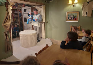 Dzieci oglądają przedstawienie.