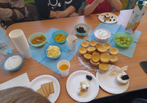 Dzieci przygotowują babeczki z dziadkami.