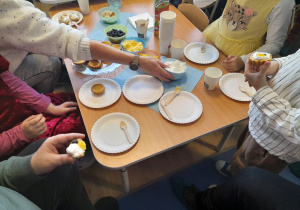 Dzieci przygotowują babeczki z dziadkami.