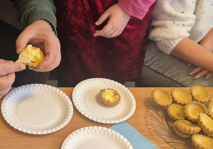 Dzieci przygotowują babeczki z dziadkami.