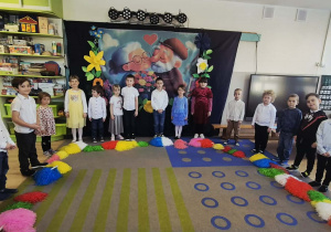 Zdjęcie dzieci przed występem.