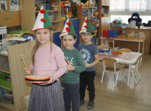 Dzieci grają na instrumentach.