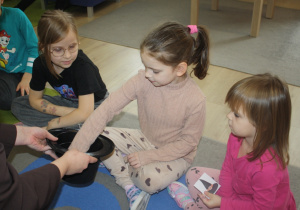 Dzieci losują obrazki.