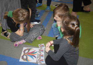 Dzieci układają puzzle.