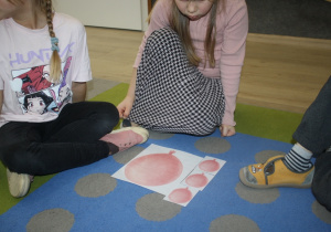 Dzieci układają puzzle.