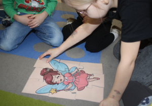 Dzieci układają puzzle.