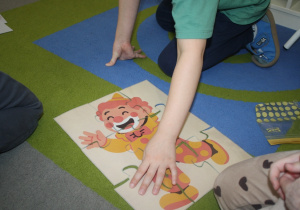 Dzieci układają puzzle.