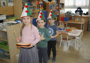 Dzieci grają na instrumentach i tańczą.