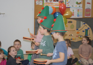 Dzieci grają na instrumentach i tańczą.