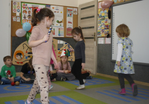 Dzieci grają na instrumentach i tańczą.