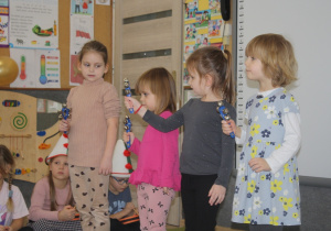 Dzieci grają na instrumentach i tańczą.