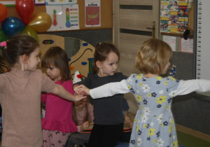 Dzieci grają na instrumentach i tańczą.