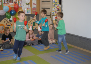 Dzieci grają na instrumentach i tańczą.