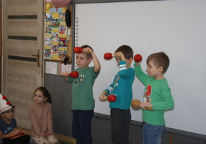 Dzieci grają na instrumentach i tańczą.