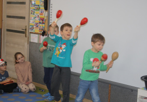 Dzieci grają na instrumentach i tańczą.