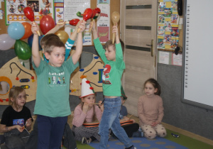 Dzieci grają na instrumentach i tańczą.