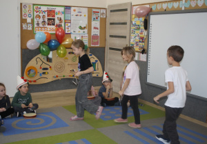 Dzieci grają na instrumentach i tańczą.