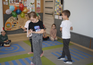 Dzieci grają na instrumentach i tańczą.