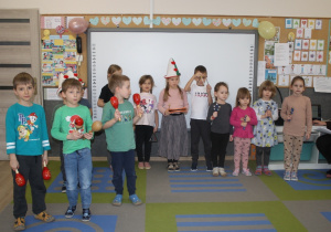 Dzieci grają na instrumentach i tańczą.