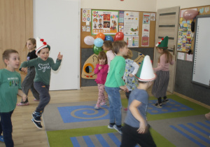 Dzieci uczestniczą w zabawie ruchowej.