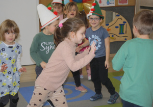 Dzieci uczestniczą w zabawie ruchowej.