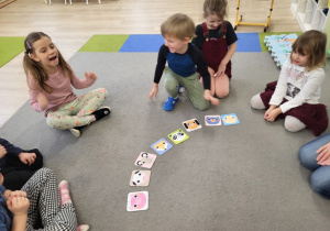 Dzieci układają obrazki zwierząt.