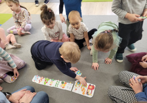 Chłopiec układa puzzle.