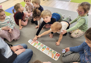 Dzieci układają puzzle.