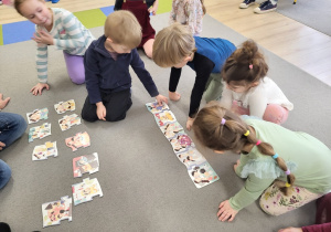 Dzieci układają puzzle.