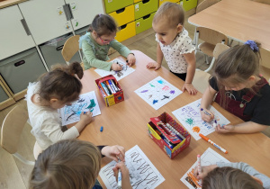 Dzieci ryzują własny obrazek na szablonie puzzli.