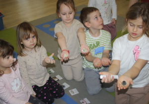 Dzieci pokazują minerały.