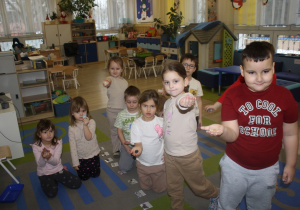 Dzieci pokazują minerały.