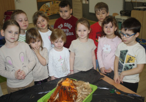 Dzieci oglądają wulkan.