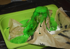 Wulkan z zielonym barwnikiem.