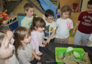 Dzieci oglądają wulkan.