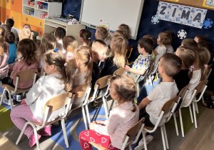 Dzieci oglądają przedstawienie.