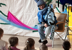 Dzieci oglądają przedstawienie.