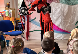 Dzieci oglądają przedstawienie.