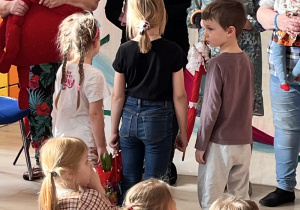 Dzieci oglądają przedstawienie.