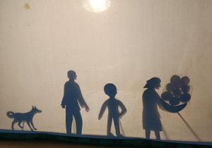 Scena z przedstawienia w teatrzyku chińskich cieni.