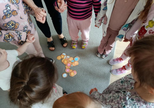 Dzieci grają w grę.